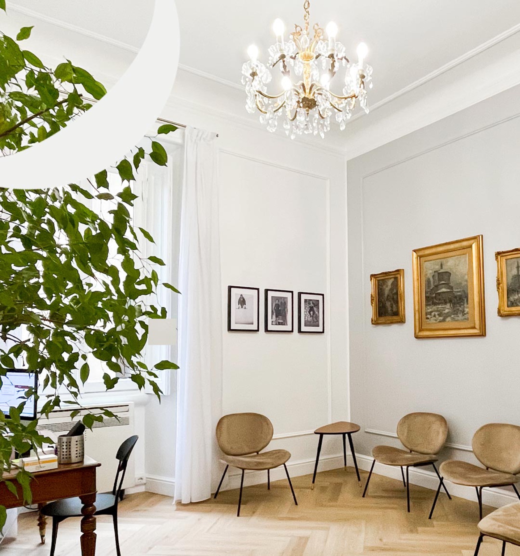 La sala d'attesa con lampadario e quadri