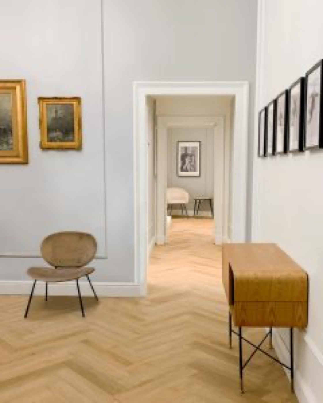 Il corridoio dello studio con parquet a spina di pesce