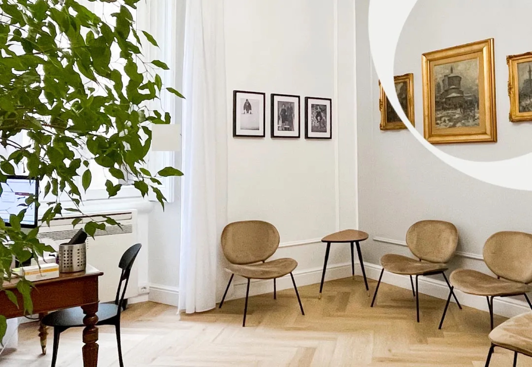 La sala d'attesa dello Studio San Damiano, con quadri antichi e poltrone di design